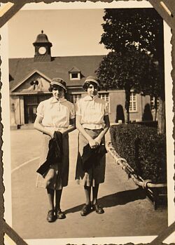 Die Zwillinge Ruth und Edith Ullmann vor dem Stadtbahnhof in Lahr