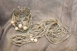 Ein Windlicht, das umknüpft wurde mit Garn, erinnert ein bisschen an Makrame