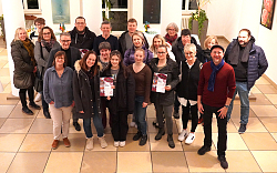 Gruppenbild in der Säulenhalle mit den Teilnehmern der Blütenwagenparämierung