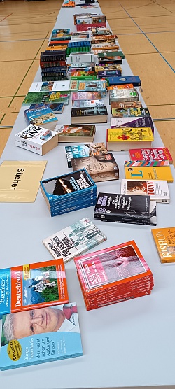 Auf dem Bild sieht man einem sehr großen Büchertisch