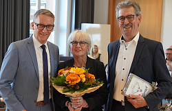 Gruppenbild mit Oberbürgermeister Markus Ibert (von links), Brunhilde und Eberhard Roth. Frau Roth hält einen Blumenstrauß