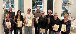 Lahrs Bürgermeister Tilman Petters (hinten links) mit den Geehrten