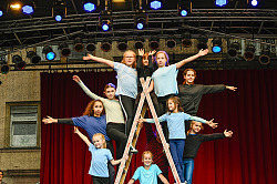 Das Foto zeigt die Kinder bei einem Kunststück auf einer Leiter