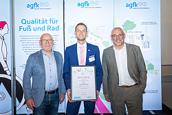 Gruppenbild mit Verkehrsminister Winfried Hermann (links) und dem Vorstandsvorsitzenden der AGFK BW Günter Riemer (rechts) mit Martin Stehr (Mitte)
