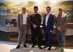 : Einweihung der JammBar im Parktheater Lahr, (von links) Bernd Dahlinger (Dahlinger GmbH), Künstler Ata Bozaci, Peter Rottenecker (Volksbank Lahr) und Tobias Meinen (Abteilung Kultur, Musik und Medien)