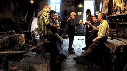 Filmautor Günther Rentschler (Mitte) und Mitglieder der Schmiedezunft Emmendingen