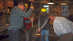 Viele Hände sind beim Schmieden beteiligt. 