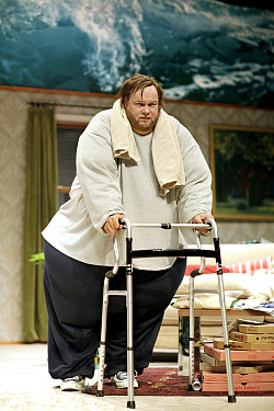 Szenefoto. Großaufnahme des beleibten Wal mit Rolator