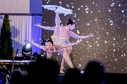 Tänzerinnen tanzen auf der Chrysanthemenbühne