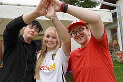 Das Foto zeigt drei Jugendliche, die ein FSJ bei der Stadt Lahr machen