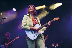 Teresa Bergman mit Gitarre auf der Bühne 