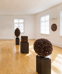 Blick in eine Ausstellung von Norbert Klaus in der Städtischen Galerie in Ehingen