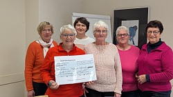 Gruppenbild von der Handarbeitsgruppe Stadtmühle Lahr mit dem Spendenscheck in der Hand