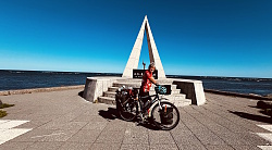 Dorothee Fleck auf einem Fahrrad am Cape Soya, der nördlichste Punkt Japans