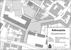 Karte mit schraffierten Flächen, die zeigen, welche Flächen rund um den Rathausplatz gesperrt werden