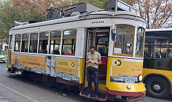 Das Foto zeigt einen Mann, der aus einer Straßenbahn in Lissabon aussteigt