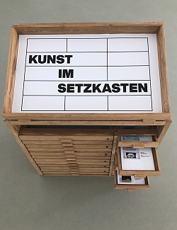 Foto von dem Setzkasten mit der Aufschrift &#34;KUNST IM SETZKASTEN&#34;