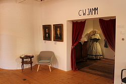 Das Foto zeigt die historischen sowie von Schülerinnen und Schülern selbst gestaltete Objekte wie zum Beispiel Bilder, Kleidung, Möbel