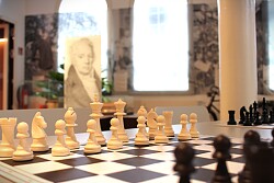 Großaufnahme eines Schachbretts, aufgenommen im Stadtmuseum