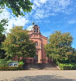Christuskirche an einem sonnigen Tag mit blauem Himmel.