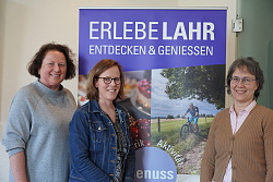 Das Foto zeigt von links Friederike Ohnemus, Leiterin der Abteilung Ratsarbeit, Marketing und Internationales, Martina Mundinger, Leiterin des Stadtmarketings und Martina Straub, Stadtmarketing. &#13;&#10;Im Hintergrund ist ein Plakat des neuen Tourismuskonzept &#34;ERLEBE LAHR&#34; zu sehen.