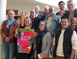 (zweite und dritte von links vorne): Julia Fenstermacher (Mediathek Lahr) und Juliana Eiland–Jung (Freundeskreis der Mediathek) bieten mit vielen Veranstaltern bei der Lahrer Literaturreihe „Orte für Worte“ ein abwechslungsreiches Programm. Die Veranstalter stehen für ein Gruppenbild auf einer Treppe. 