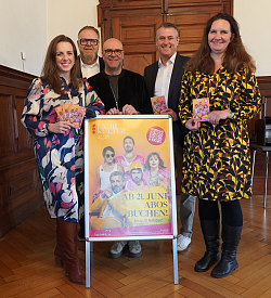 Das Foto zeigt von links Valerie Silberer, Abteilungsleiterin Kultur, Guido Schöneboom, Lahrs Erster Bürgermeister, Tobias Meinen, Leiter des Amts für Kultur, Musik und Medien, Dieter Leidinger, Volksbank Lahr, und Yvonne Berndt, Presse- und Öffentlichkeitsarbeit und Kulturmarketing. Mittig steht das neue Cover des Aboprogramm Hefts.