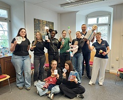 Das Foto zeigt die Kursteilnehmerinnen mit ihren Zertifikaten für das erfolgreiche Abschließen des Babysitterkurses und des Erste-Hilfe-Kurs für Kiinder und die Ausbilder vom Deutschen Roten Kreuz Ortenau. 