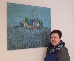 Marlinde Weißer steht vor einem ihrer Bilder