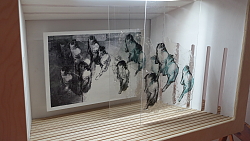 Blick in das Raumwunder von Ulrike Bolenz, es beschäftigt sich mit moderner Kriegsführung