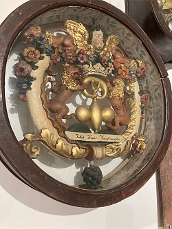 Großaufnahme des Zunftszeichens der Bäcker von Zunftmeister Kiner