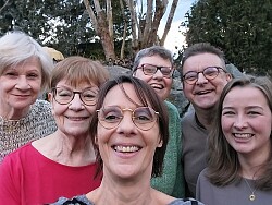 Selfie mit den Mitgliedern der Schreibgruppe, die alle herzlich in die Kamera lachen. 