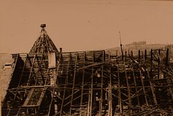 Das Foto zeigt einen ausgebrannten Dachstuhl