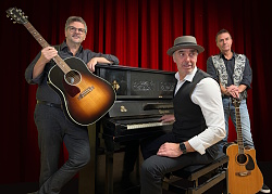 Zwei Gitarristen und ein Pianist