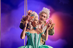 Sängerin und Sänger in klassischem Operngewand