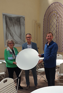 Das Foto zeigt Monika Hiller, Vorsitzende der Berger-Pfänder-Stiftung, Oberbürgermeister Markus Ibert und Fabian Roßmanith, Leiter der Abteilung Grün und Umwelt (von links), bei der Übergabe des gespendeten Mobiliars in der Orangerie des Stadtparks Lahr.