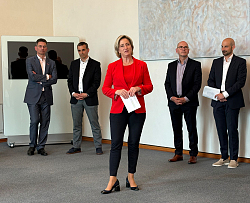  Ministerin Hoffmeister-Krautt spricht eine Laudatio, frei stehend in einem Raum. 