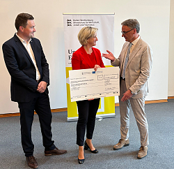 Lahrs Oberbürgermeister Markus Ibert und Gründungsmanager Tobias Fischer erhalten einen symbolischen Scheck aus Händen der Ministerin Hoffmeister-Krautt. 