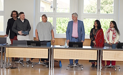 Das Foto zeigt Mario Henne und Christoph Hartmann, Lehrer am Clara-Schumann-Gymnasium, Ev Tschentschel, Schulleiterin Clara-Schumann-Gymnasium, Tilman Petters, Bürgermeister Stadt Lahr, Disha Agarwall und Monica Rhitsu, Lehrerinnen der Lotus Valley International School (von links).