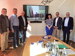 Bei der Videokonferenz zur Vertragsunterzeichnung anwesend (von links nach rechts) die Fraktionsvorsitzenden Roland Hirsch, Eberhard Roth, Jörg Uffelmann, Ilona Rompel Oberbürgermeister Markus Ibert und Sven Täubert bei der Vertragsunterzeichnung anwesend, außerdem Mitarbeitende der Stadtverwaltung und Gabi Rauch vom Gemeinsam Europa e.V.. Aus Kalusch waren neben Andrii Naida die Beraterinnen des Bürgermeisters in Snizhana Ilyniak (links) und Zoryana Mykulak (rechts).