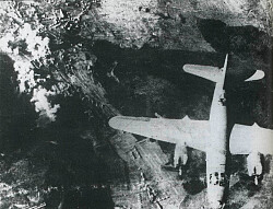Luftbild des amerikanischen Fliegerangriffs auf die Serre-Kaserne in Lahr am 19. Februar 1945