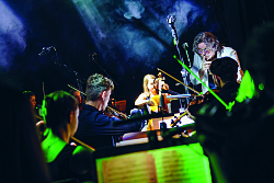 Das Foto zeigt die Sinfonietta-Mitglieder mit ihren Instrumenten beim Spiel