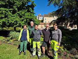 Gruppenbild mit Katrin Mertenskötter, Markus Neugebauer, Jakob Maus, Gery Deletoille, Larissa Lork vor dem Blumenbeet in Dole