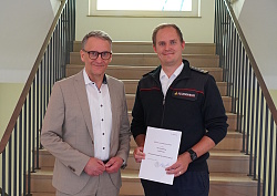 Oberbürgermeister Markus Ibert (links) übergibt die Bestellungsurkunde an den neuen Lahrer Feuerwehrkommandanten Georg Schinke.