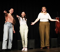 Jugendliche bei einem Schauspielworkshop im Lahrer Schlachthof