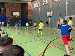 Das Foto zeigt die Kinder beim Fußballspiel
