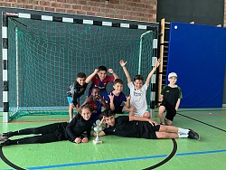 Das Foto zeigt die Kinder aus Mietersheim mit dem Fairnesspokal