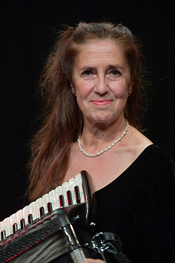 Das Foto zeigt die Musikerin Cordula Sauter mit ihrem Instrument dem Akkordeon.