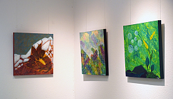 Das Foto zeigt drei verschiedene Gemälde der Künstlerin Marlinde Weißer. Die Gemälde sind mit verschiedenen Farben bemalt. Von braun und grau Tönen bis hin zu helles grün und gelb.