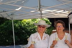 White Brunch im Stadtpark Lahr drei Damen stehend am Tisch in weiss